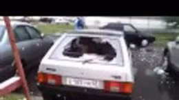 Mưa đá to bằng trứng gà phá hỏng hàng loạt ôtô