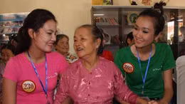 Video: Thí sinh Hoa hậu Việt Nam nhí nhảnh làm từ thiện