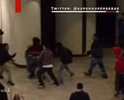 Thụi nhau nhừ tử trong ngày hội giảm giá Black Friday