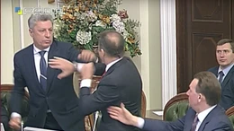 Chính khách Ukraine "đấm bốc", đuổi nhau khỏi quốc hội