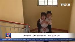 Nữ sinh cõng bạn đi thi Trung học phổ thông Quốc gia