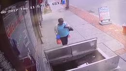 Nguy kịch vì mải nhắn tin điện thoại, lộn cổ xuống hố gần 2 mét