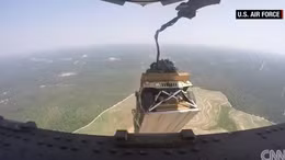 Quân đội Mỹ thả nhầm xe bọc thép nặng hàng tấn từ trên không