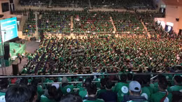 Lạ mắt với cảnh hàng nghìn xe Grab ‘nhuộm xanh’ con phố