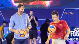 Rio Ferdinand thể hiện kỹ năng tâng bóng cùng cựu danh thủ Hồng Sơn