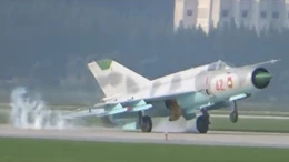 Mig-21 Triều Tiên "lóng ngóng" đập đuôi xuống đường băng 