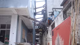 Cả chục nhà dân 'chống nạng' thép, tựa vào chung cư cao tầng Lilama