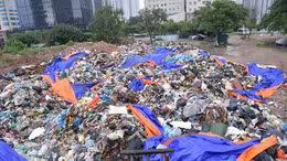 'Núi rác thải sinh hoạt' ùn ứ giữa trung tâm quận Cầu Giấy