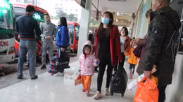 Người dân đổ ra bến xe về quê trong mưa rét