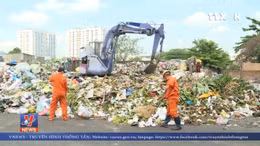 Quần quật dọn rác mỗi ngày, công nhân vệ sinh vẫn bị nợ lương hàng năm trời chưa trả