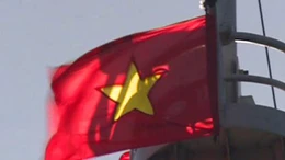 Lễ chào cờ trên vùng biển Hoàng Sa 