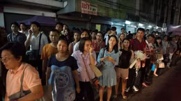 Dân Bangkok vội vã về nhà tránh lệnh giới nghiêm