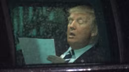 Ông Trump say sưa luyện đọc diễn văn trong xe hơi
