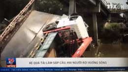 Xe quá tải làm sập cầu, 2 người rơi xuống sông