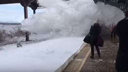 Mỹ: Liều mình xem tàu hoả hừng hực lao đến 'tung bom tuyết', hành khách lĩnh đủ