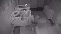 Buổi 'tiệc đêm' của anh em sinh đôi 2 tuổi hút hàng triệu lượt xem