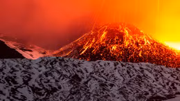 Dòng dung nham nóng rực đang tràn ra khỏi núi lửa.