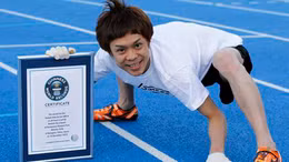 Kỳ lạ thanh niên Nhật chạy bằng tứ chi