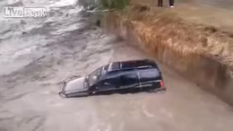 Cứu xe ôtô bị lũ cuốn, 2 binh sĩ mất mạng