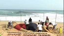 Tượng cát khổng lồ tưởng nhớ cậu bé Syria dạt vào bờ biển