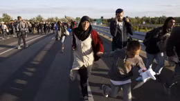 Người tị nạn ném đá cảnh sát Hungary để sang Đức