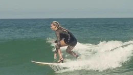 Diện váy bó, đi giày cao gót vẫn tự tin lướt sóng