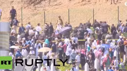 Thủ tướng Serbia bị dân ném đá trúng mặt