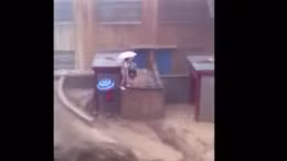 Lũ dữ cuốn phăng hai phụ nữ Trung Quốc