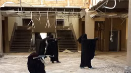 Cô dâu IS luyện bắn AK-47