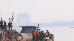 Trục vớt thành công quả bom dưới cầu Long Biên lên bờ