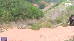 Người dân lo lắng chất thải màu hồng bị đổ trái phép tại Bắc Kạn