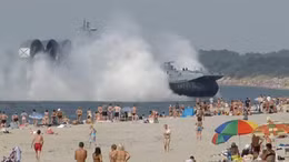 Tàu khủng 'hồn nhiên' đổ bộ bãi biển đông nghịt người
