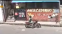 Xem 'cướp hụt' bị ném bay qua cửa sổ