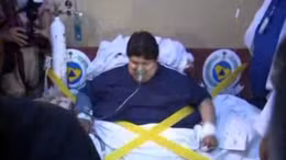 Quốc vương điều máy bay cứu hộ thanh niên béo phì