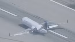 Càng đáp bị lỗi, máy bay Mỹ tiếp đất bằng bụng