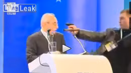 Chính trị gia bị gí súng vào đầu ngay trên diễn đàn