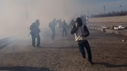 Cận cảnh quân đội Mỹ bắn đạn hơi cay vào người nhập cư trèo rào vượt biên