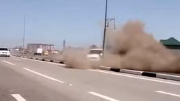 Biểu diễn xe đâm vào... cột điện