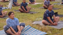 Cảnh sát Nepal tập yoga giảm béo