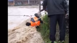 Thót tim xem đu dây vượt dòng lũ dữ