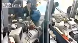 Cướp bọc tiền đầy ắp ngay trong ngân hàng