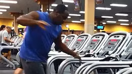 Xem người đàn ông 'phiêu' tại phòng gym