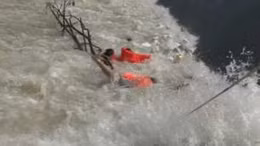 Ấn tượng cuộc giải cứu cậu bé khỏi dòng nước siết 