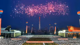 Thử tên lửa ICBM xong, Triều Tiên rộn ràng trong pháo hoa và dân vũ