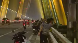 Vi phạm giao thông do tự ý dừng đỗ để chụp ảnh trên cầu Nhật Tân