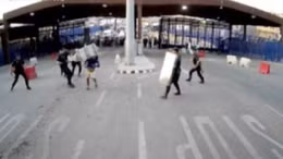 Bất ngờ với cách cảnh sát đốn hạ đối tượng mang dao vượt biên