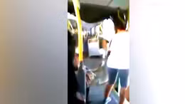 Đang bon bon trên đường, xe buýt bỗng rách toạc làm đôi