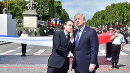 Vẫn cách bắt tay truyền thống, Tổng thống Trump khiến người đồng cấp Pháp bất ngờ