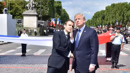 Vẫn cách bắt tay truyền thống, Tổng thống Trump khiến người đồng cấp Pháp bất ngờ