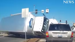 Xe tải vượt đèn đỏ, lật tung trên đường gây tai nạn liên hoàn 